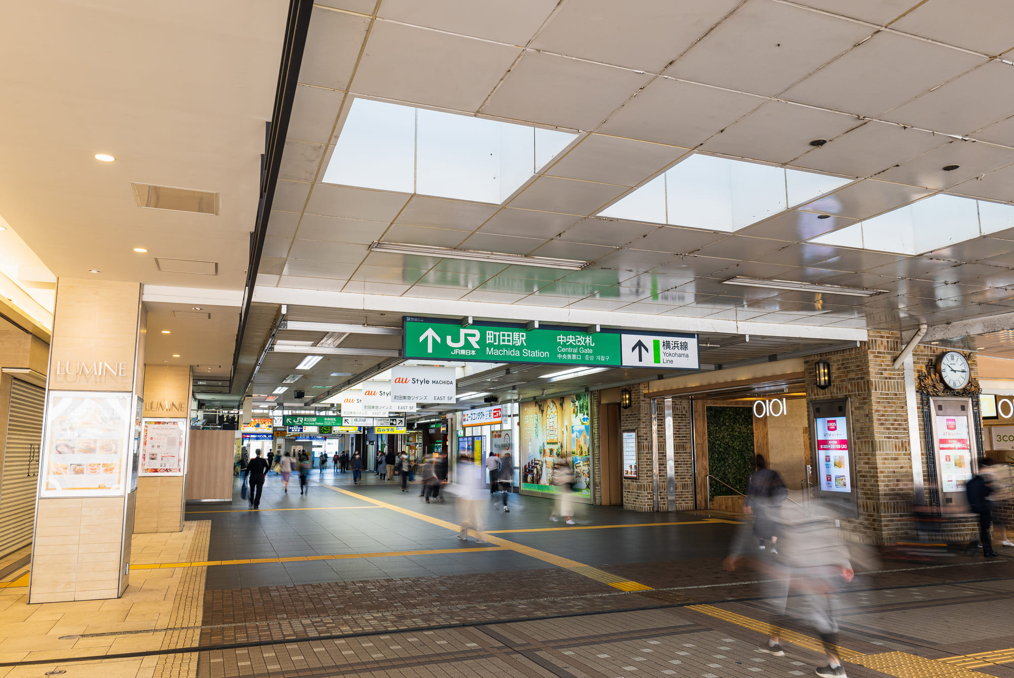 東京と神奈川の境目に位置する町田市。町田駅はJR横浜線と小田急小田原線の2路線が利用できる便利な駅です。メンズエステは町田駅から徒歩5分圏内に密集しており、日本人メンズエステは30店舗以上あります。都内に比べると店舗数は少ないですが、リーズナブルに質の高い施術が楽しめる穴場スポットです。料金相場は60分12,000円前後～で、なかには60分8,000円の格安店もあります。町田市内の出張に対応しているお店が数店舗ありますが、ほとんどはワンルーム型または店舗型です。朝方まで営業しているお店も多いので、終電を逃したときにも利用もできます。全体的に10代～30代のセラピストが多いですが、なかには30代以上の大人の女性に特化したお店もあります。町田周辺には30店舗以上もの様々なコンセプトのメンズエステがあるので、好みに合ったお店を探してみてくださいね。